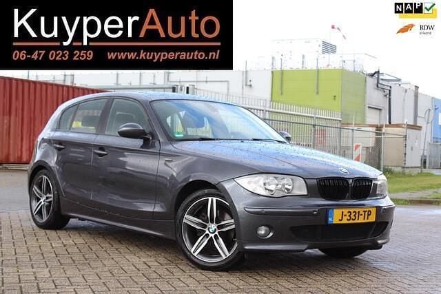 Grijs, metallic lak Gebruikt 2006 BMW 118 Comfort Edition Hatchback | € 4.650 (Eerlijke prijs) - Afbeelding 1/4