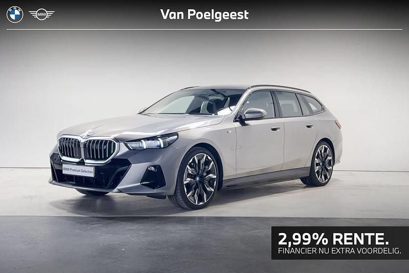 Oxidgrau metallic (licht grijs metallic) Gebruikt 2025 BMW i5 M Sport Sedan | € 73.895 (Duur) - Afbeelding 1/4