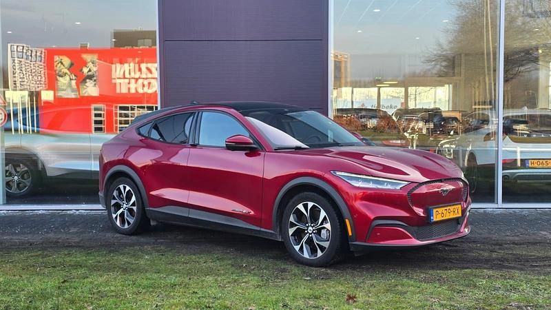 Rood Occasion 2022 Ford Mustang Mach-E SUV | € 32.900 (Eerlijke prijs) - Afbeelding 1/4