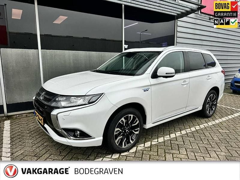 Wit Occasion 2015 Mitsubishi Outlander P-HEV Instyle SUV | € 17.495 (Eerlijke prijs) - Afbeelding 1/4
