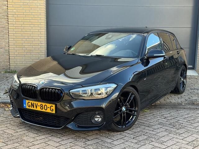 Zwart Gebruikt 2018 BMW 120 Executive Hatchback | € 15.950 (Iets duurder) - Afbeelding 1/4
