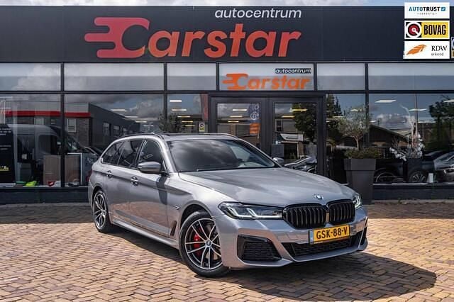 Grijs Gebruikt 2023 BMW 530e Comfort Edition Stationwagen | € 41.950 (Super prijs) - Afbeelding 1/4