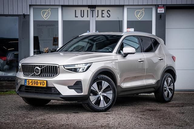 Grijs Occasion 2023 Volvo XC40 Plus SUV | € 34.400 (Eerlijke prijs) - Afbeelding 1/4