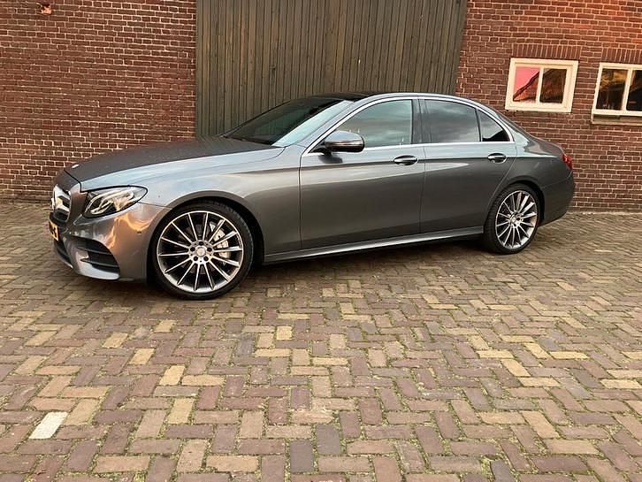 Grijs Gebruikt 2016 Mercedes E200 AMG line Sedan | € 24.750 (Eerlijke prijs) - Afbeelding 1/4