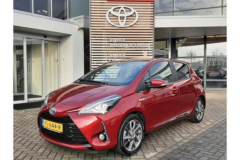 Rood Occasion 2017 Toyota Yaris Hybrid Premium Hatchback | € 17.499 (Eerlijke prijs) - Afbeelding 1/1