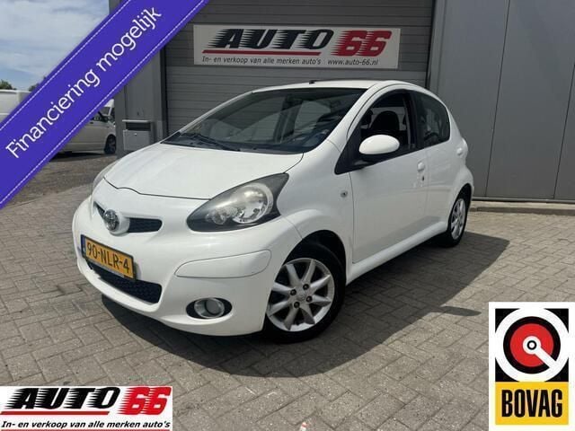 Wit Gebruikt 2010 Toyota Aygo Hatchback | € 3.195 (Eerlijke prijs) - Afbeelding 1/4