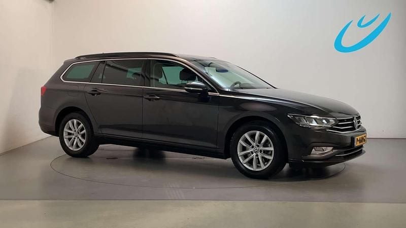 Grijs Gebruikt 2021 VW Passat Business Stationwagen | € 18.950 (Super prijs) - Afbeelding 1/3