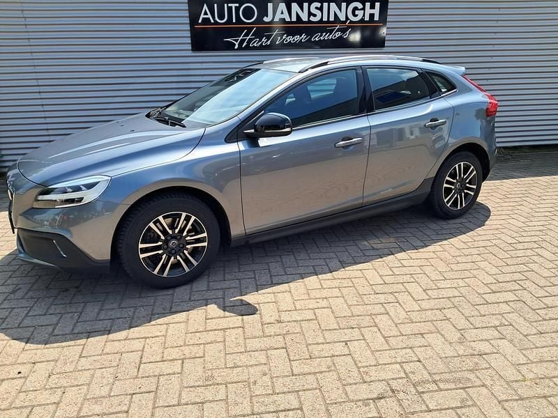 Grijs, metallic lak Gebruikt 2017 Volvo V40 CC Momentum Stationwagen | € 16.945 (Eerlijke prijs) - Afbeelding 1/4