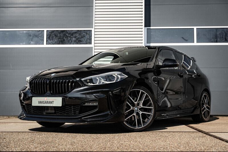 Zwart Gebruikt 2022 BMW 118 M Performance Hatchback | € 29.999 (Iets duurder) - Afbeelding 1/4