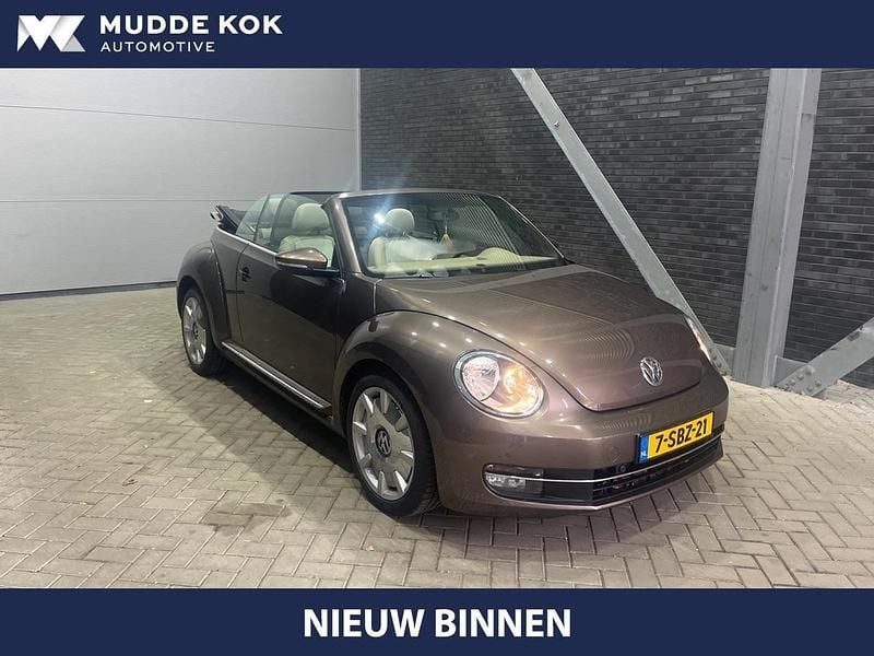 Bruin Gebruikt 2013 VW Beetle Design Cabriolet | € 14.800 (Eerlijke prijs) - Afbeelding 1/4