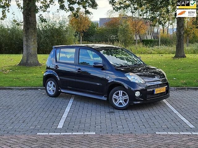 Zwart Gebruikt 2005 Daihatsu Sirion Hatchback | € 1.999 (Eerlijke prijs) - Afbeelding 1/4