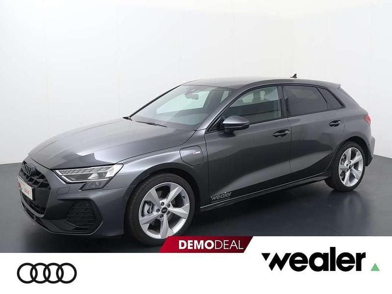 Grijs Gebruikt 2025 Audi A3 Sportback e-tron S-Line Sedan | € 45.840 (Duur) - Afbeelding 1/4