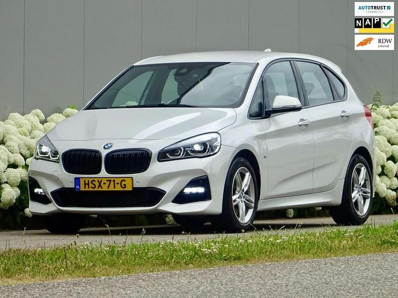 Wit Gebruikt 2018 BMW 220 Active Tourer M Sport MPV | € 23.740 (Iets duurder) - Afbeelding 1/4