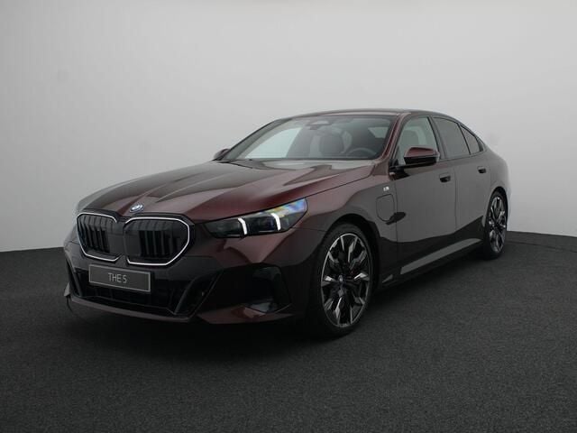 Rood Nieuw 2025 BMW 550e Comfort Edition Sedan | € 107.496 (Duur) - Afbeelding 1/4