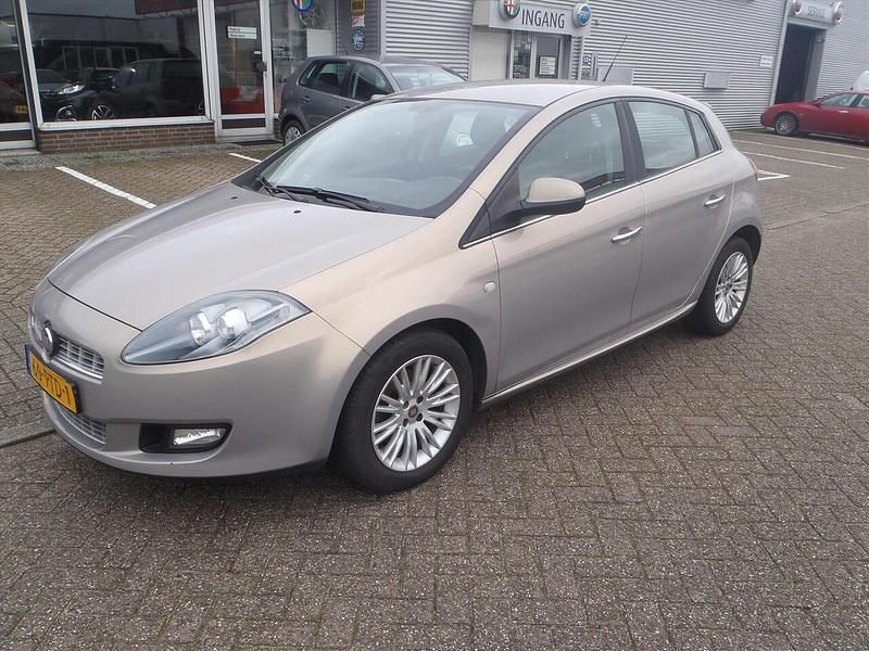 Beige (metallic) Gebruikt 2011 Fiat Bravo Dynamic Hatchback | € 4.499 - Afbeelding 1/4