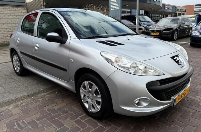Grijs Gebruikt 2009 Peugeot 206+ Hatchback | € 3.250 (Iets duurder) - Afbeelding 1/4