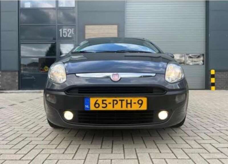 Grijs Gebruikt 2011 Fiat Punto Dynamic Hatchback | € 3.000 (Eerlijke prijs) - Afbeelding 1/4