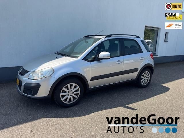 Grijs, metallic lak Gebruikt 2013 Suzuki SX4 MPV | € 7.950 (Eerlijke prijs) - Afbeelding 1/4