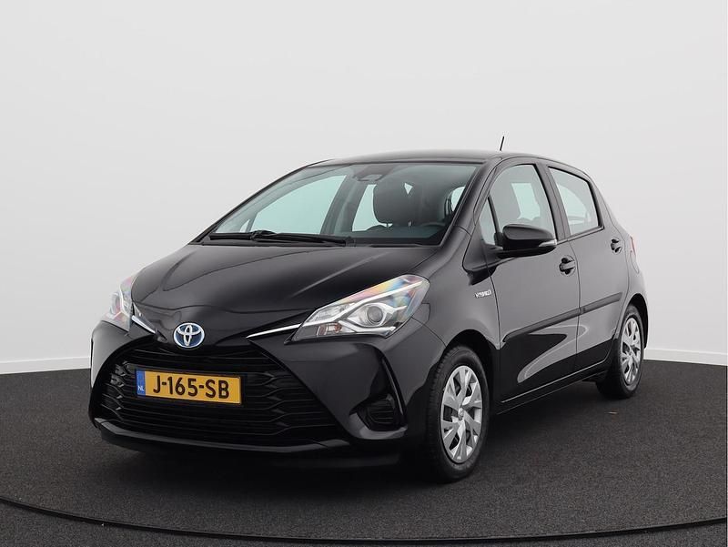 Zwart (metallic) Gebruikt 2020 Toyota Yaris Hybrid Active Hatchback | € 14.450 (Super prijs) - Afbeelding 1/4