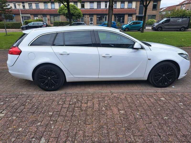 Wit Gebruikt 2012 Opel Insignia Cosmo Stationwagen | € 7.750 (Iets duurder) - Afbeelding 1/4