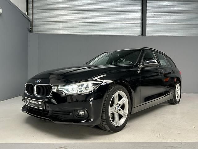 Zwart (metallic) Occasion 2018 BMW 318 Executive Stationwagen | € 11.999 (Super prijs) - Afbeelding 1/4