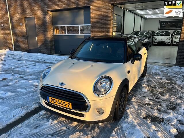 Wit Occasion 2017 Mini Cooper Business Hatchback | € 17.800 (Goede deal) - Afbeelding 1/4