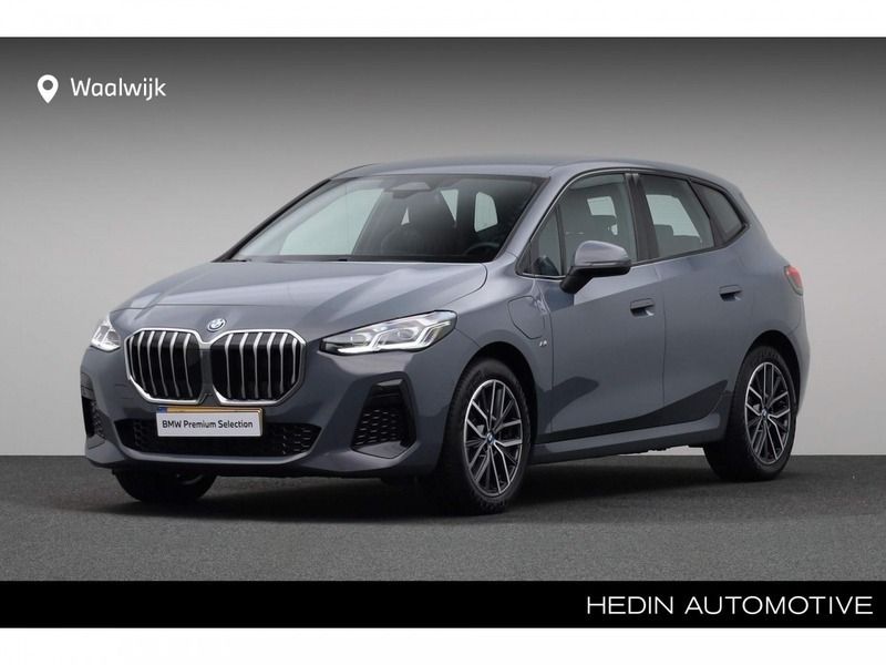 Sparkling copper grau metallic (grijs metallic) Gebruikt 2023 BMW 230e Active Tourer Comfort Edition MPV | € 42.880 - Afbeelding 1/4