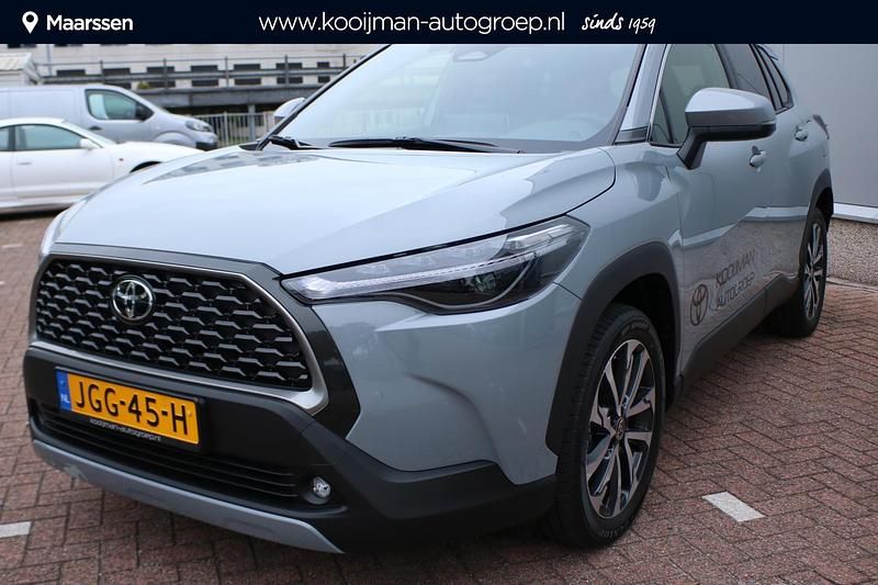 Manhattan grey metallic (grijs metallic) Occasion 2025 Toyota Corolla Cross Style SUV | € 43.599 (Duur) - Afbeelding 1/4
