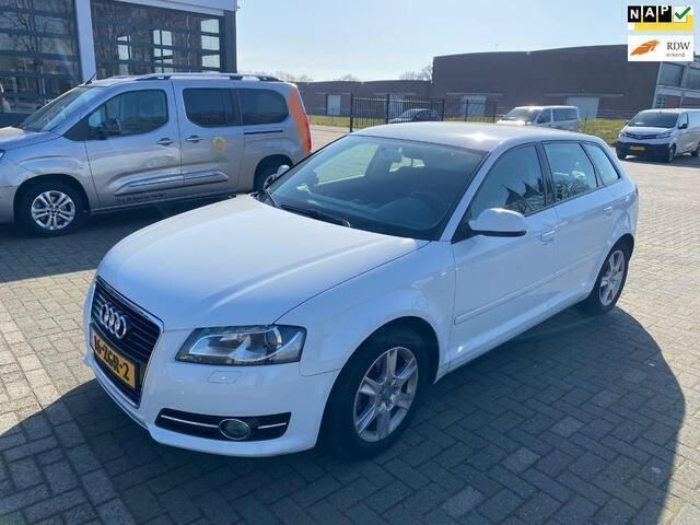 Wit Occasion 2012 Audi A3 Sportback Attraction Hatchback | € 6.749 (Eerlijke prijs) - Afbeelding 1/4