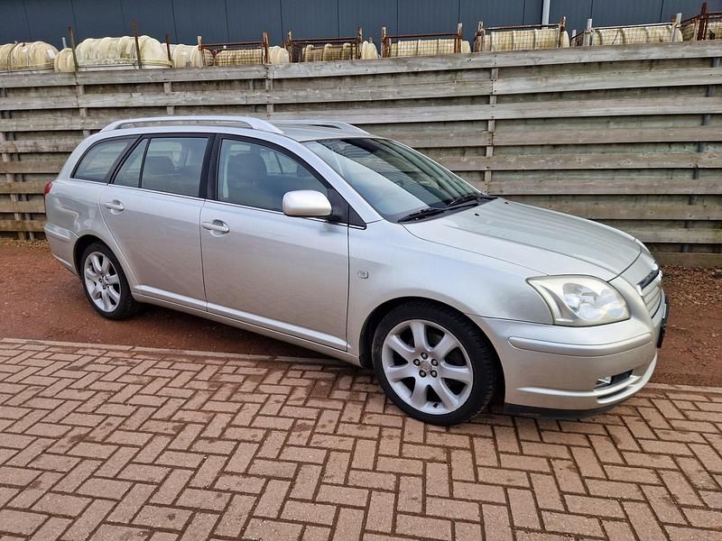 Grijs Occasion 2004 Toyota Avensis Luna Stationwagen | € 1.950 (Eerlijke prijs) - Afbeelding 1/4