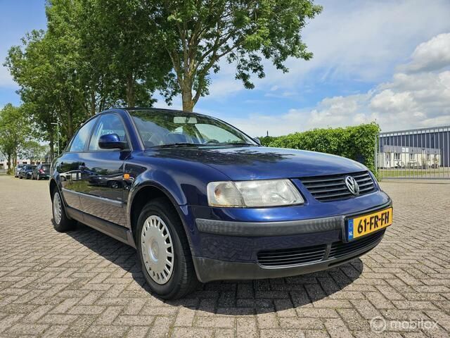 Blauw Gebruikt 2000 VW Passat Comfortline Sedan | € 1.399 - Afbeelding 1/4