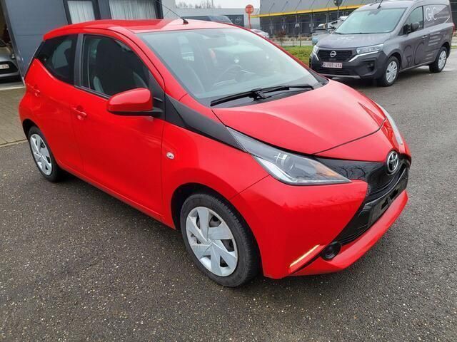 Rood Gebruikt 2015 Toyota Aygo Hatchback | € 7.450 (Goede deal) - Afbeelding 1/4