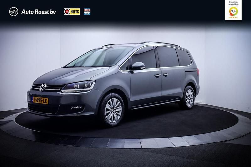 Grijs Gebruikt 2018 VW Sharan Exclusive MPV | € 24.125 (Eerlijke prijs) - Afbeelding 1/4