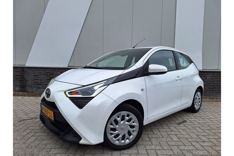 Gebruikt 2021 Toyota Aygo X-play Hatchback | € 11.399 (Eerlijke prijs) - Afbeelding 1/1