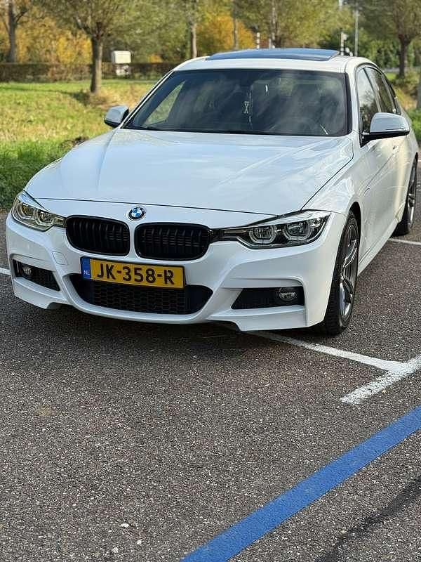 Wit Occasion 2016 BMW 330 Sedan | € 17.999 - Afbeelding 1/4