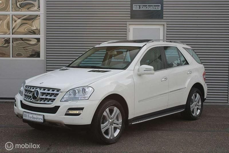 Wit, metallic lak Gebruikt 2010 Mercedes ML350 Prestige SUV | € 32.900 - Afbeelding 1/4