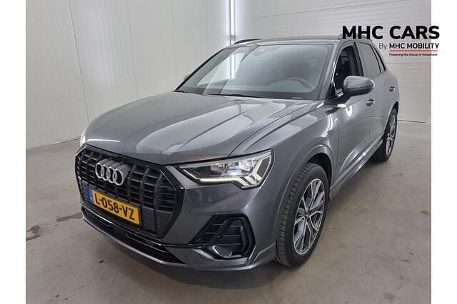 Grijs, metallic lak Gebruikt 2021 Audi Q3 Design SUV | € 30.900 (Eerlijke prijs) - Afbeelding 1/4