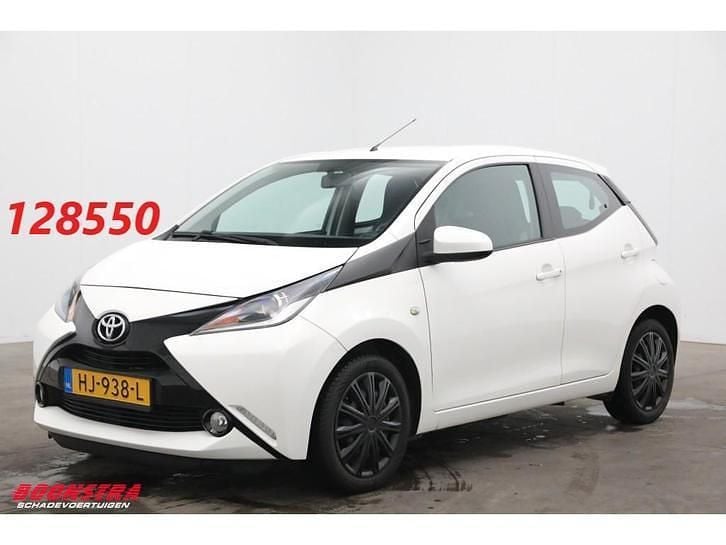Occasion Toyota Aygo X-play 69 PK (50 kW) 2015 Wit Hatchback