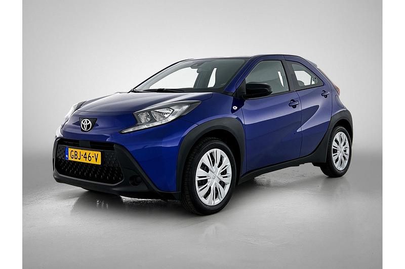 Blauw metallic Gebruikt 2024 Toyota Aygo Play Hatchback | € 17.745 (Eerlijke prijs) - Afbeelding 1/1