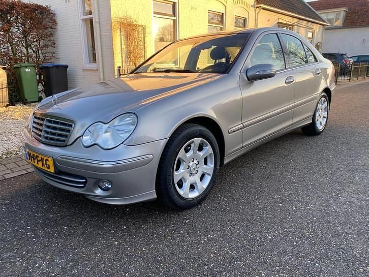 Grijs (metallic) Gebruikt 2004 Mercedes C200 Elegance Sedan | € 3.950 (Eerlijke prijs) - Afbeelding 1/4