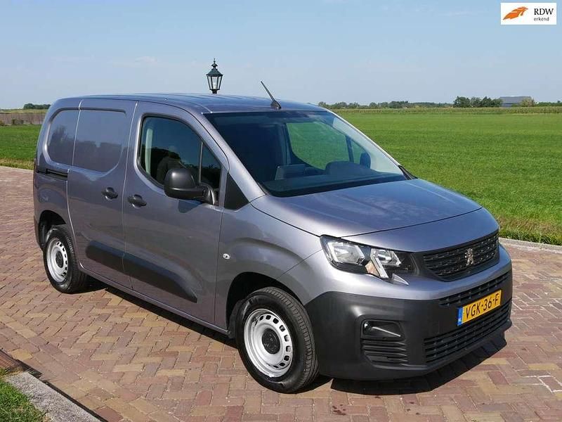 Grijs Gebruikt 2020 Peugeot Partner Premium MPV | € 6.499 (Goede deal) - Afbeelding 1/3