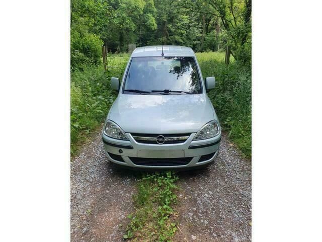 Grijs Gebruikt 2009 Opel Combo Essentia MPV | € 4.250 - Afbeelding 1/4