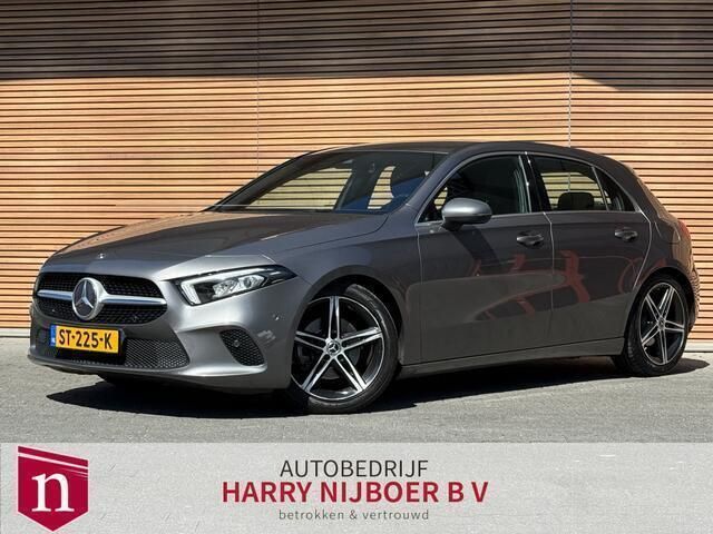 Grijs Gebruikt 2018 Mercedes A200 Business Hatchback | € 22.450 (Eerlijke prijs) - Afbeelding 1/4