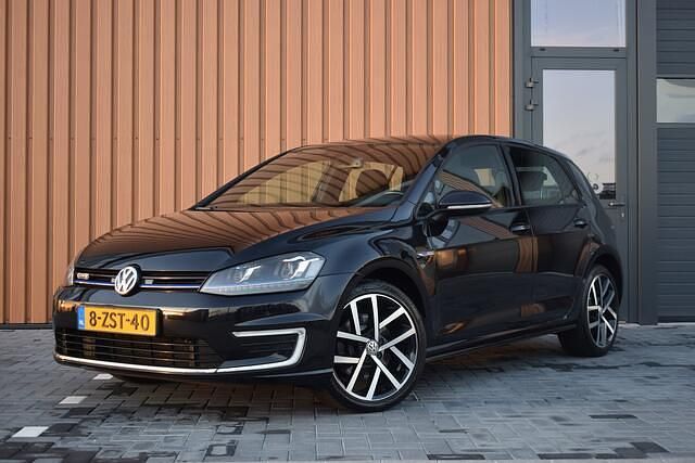 Zwart Occasion 2015 VW Golf VII GTE Hatchback | € 10.950 (Eerlijke prijs) - Afbeelding 1/4