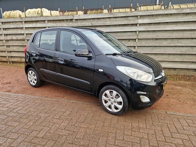 Zwart (metallic) Occasion 2012 Hyundai i10 Hatchback | € 3.450 (Eerlijke prijs) - Afbeelding 1/4