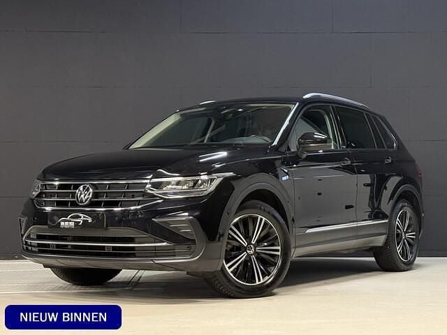 Zwart Gebruikt 2022 VW Tiguan Active SUV | € 26.800 (Super prijs) - Afbeelding 1/4