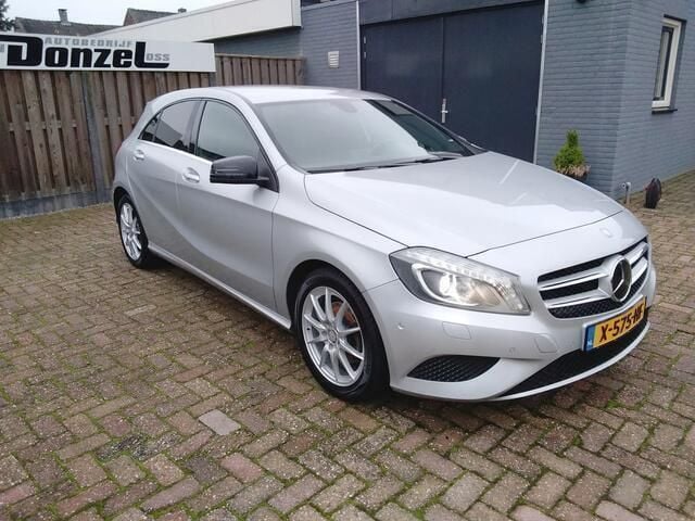 Grijs Gebruikt 2015 Mercedes A180 Prestige Hatchback | € 13.795 (Eerlijke prijs) - Afbeelding 1/4