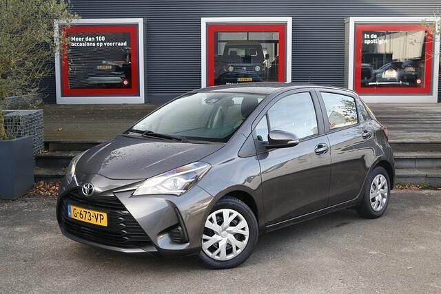 Grijs Gebruikt 2019 Toyota Yaris Active Hatchback | € 15.950 (Eerlijke prijs) - Afbeelding 1/4