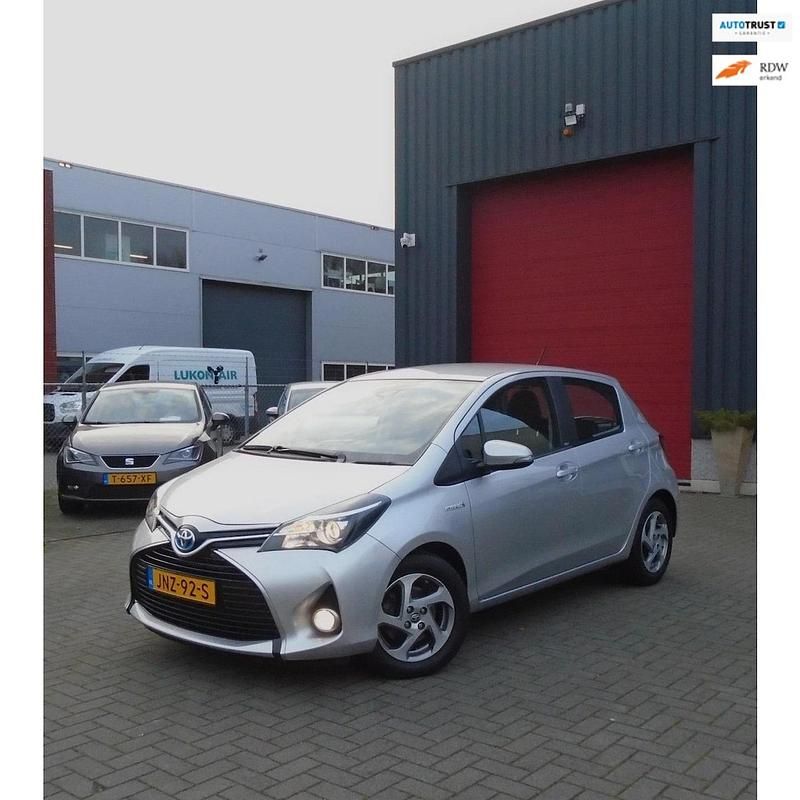 Grijs Gebruikt 2016 Toyota Yaris Hybrid Hatchback | € 12.999 (Goede deal) - Afbeelding 1/4