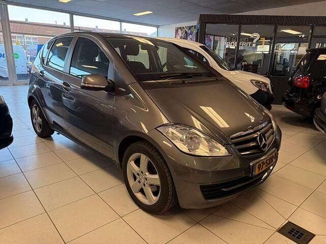 Grijs (metallic) Gebruikt 2011 Mercedes A160 Business MPV | € 3.450 (Eerlijke prijs) - Afbeelding 1/4